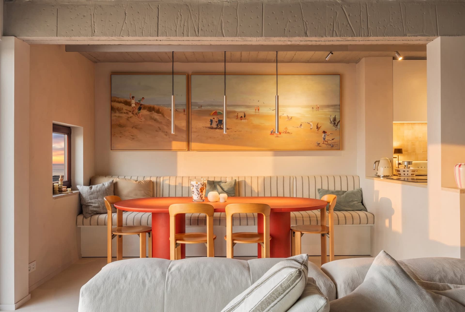 Eettafel voor zes onder het strandschilderij.