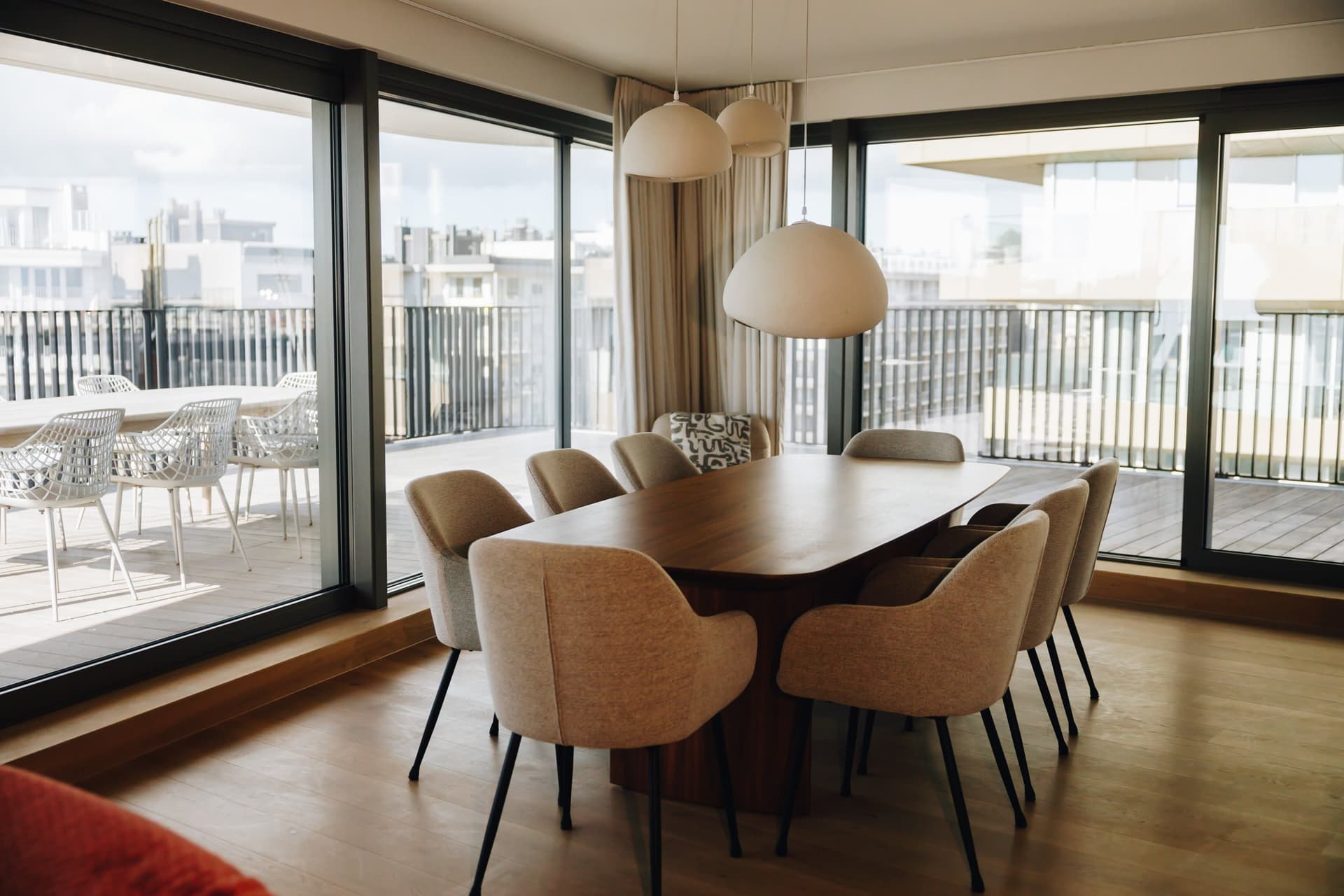 Eettafel aan het raam, terras erachter.