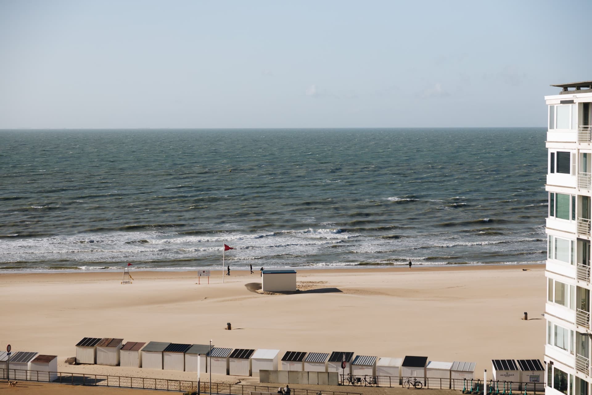 Strand en zee vanop de achtste verdieping.