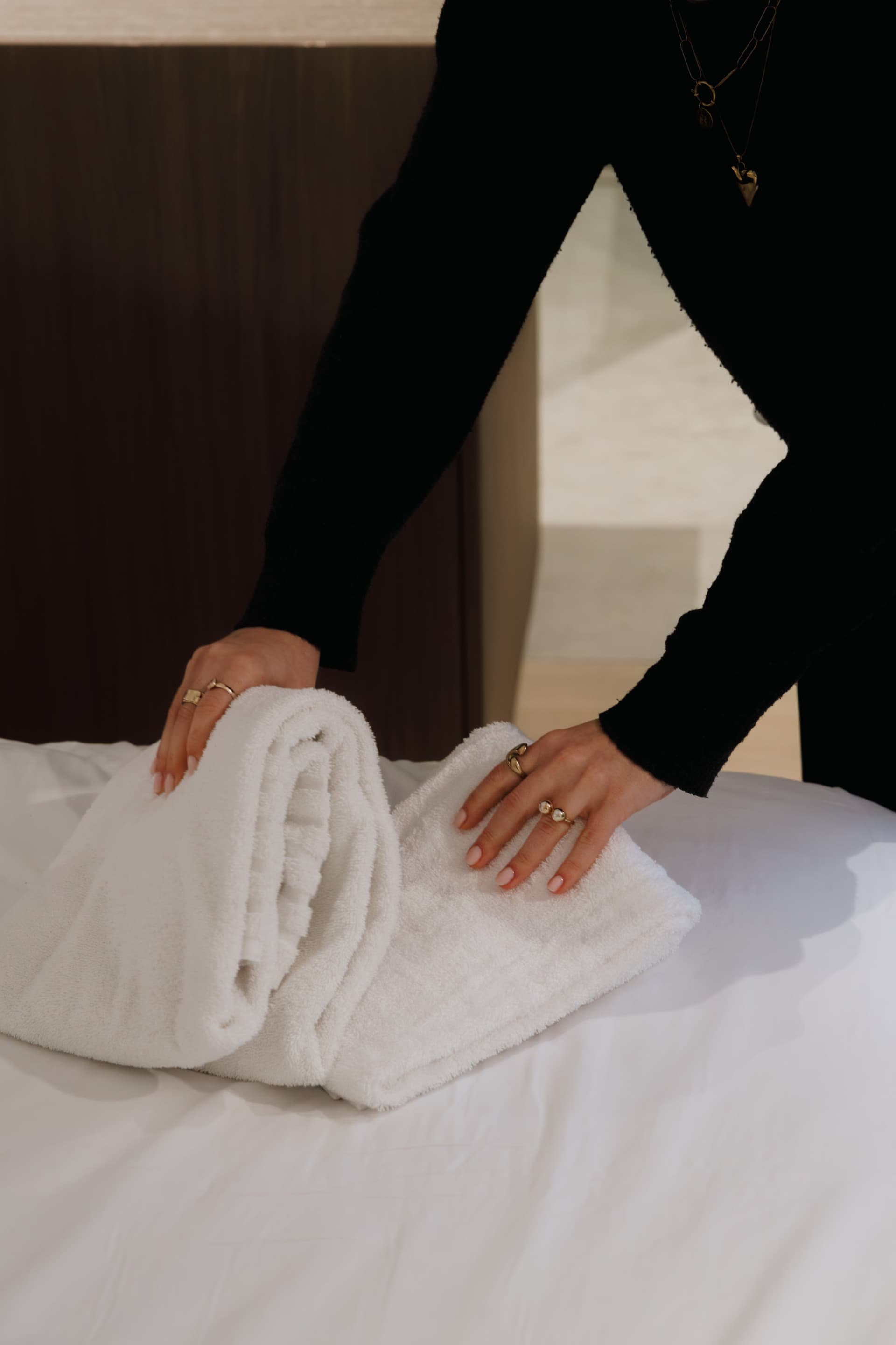 handdoeken worden op het bed gelegd