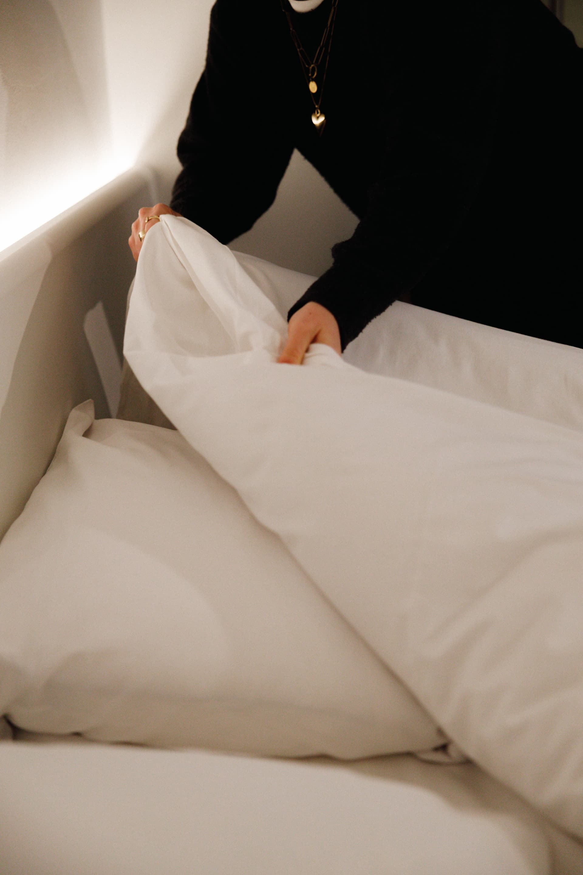 linnen wordt opengeslagen, opgemaakt bed
