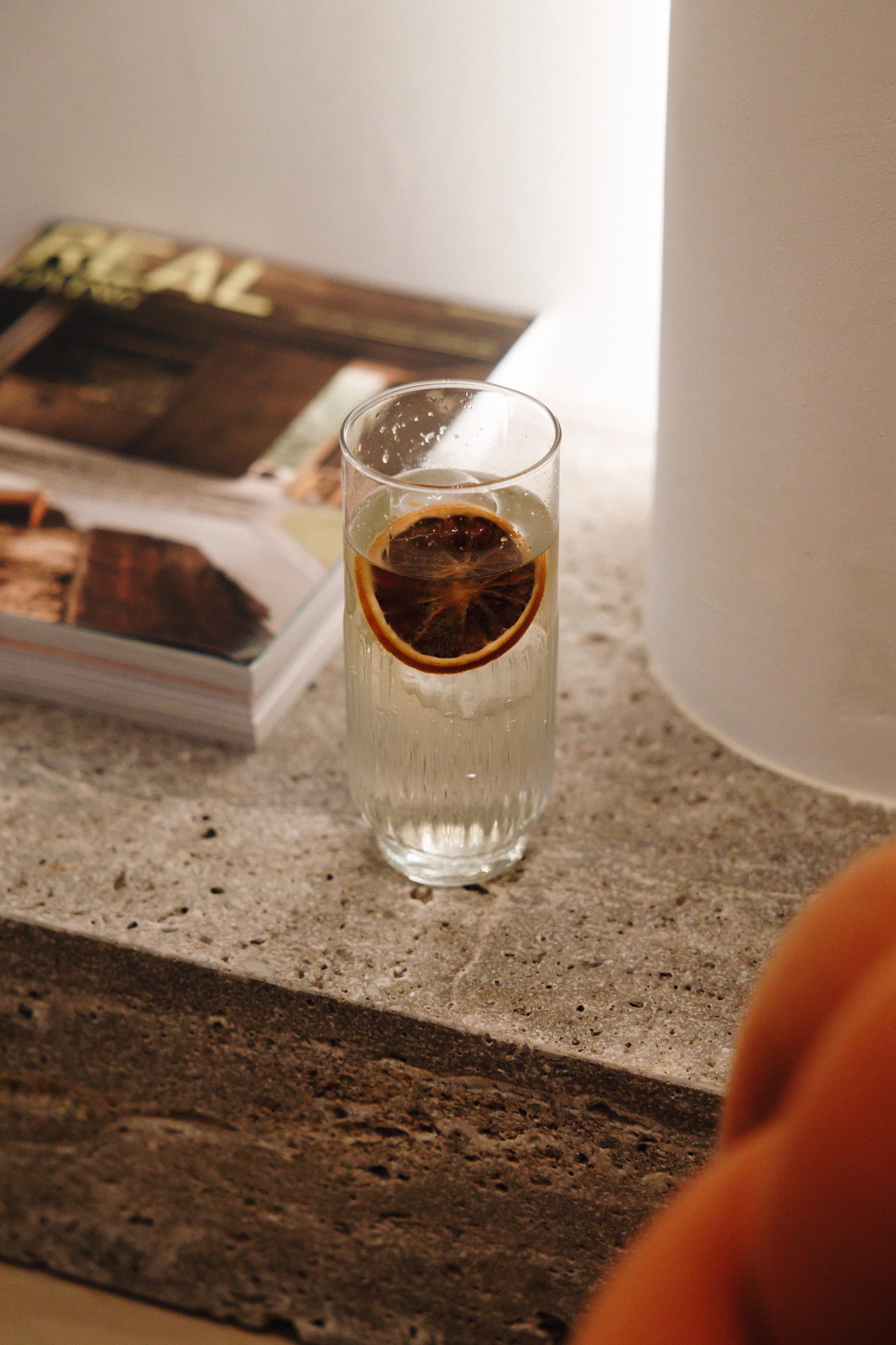 glas water op tafel, laag zonlicht