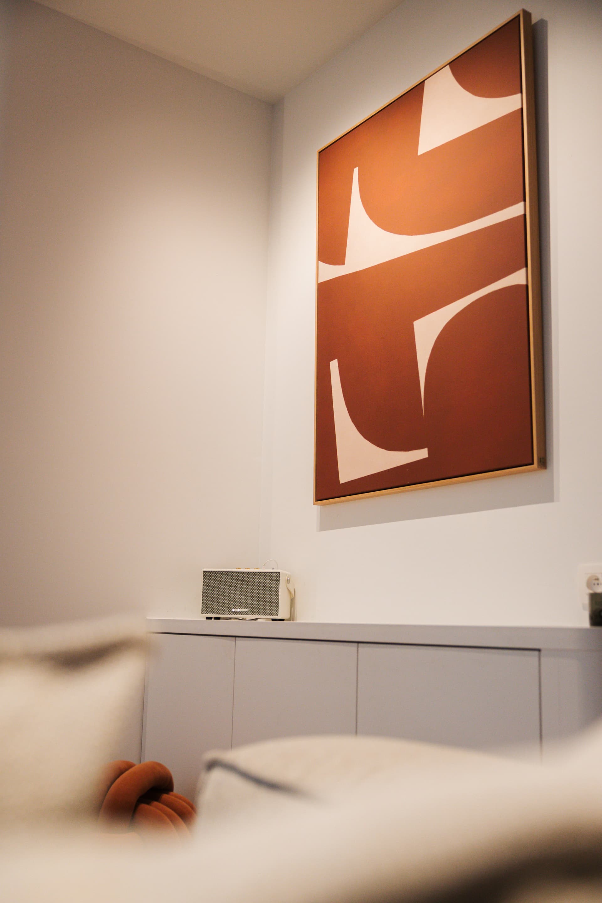 kunstwerk aan de muur, speaker in de hoek
